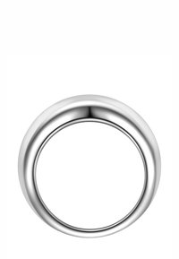 Anillo de acero inoxidable pulido con un diseño liso y redondeado y un perfil delgado. La superficie es reflectante y no tiene patrones visibles.