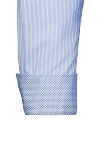 Polsino di camicia a righe blu chiaro con bordo uniforme blu chiaro e piccoli punti blu navy. Texture liscia con dettagli di design su misura.