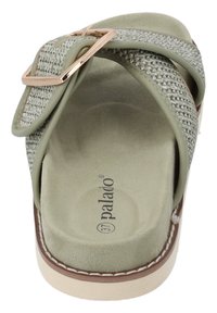 Sandalo scivolato con cinturino intrecciato verde e fibbia in oro rosa, soletta simile alla pelle scamosciata e suola in gomma beige. Presenta una soletta imbottita per il massimo comfort.