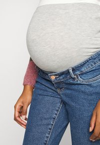 Vero Moda Maternity VMMSELMA SLIT - Calças de ganga à boca de sino - medium blue denim