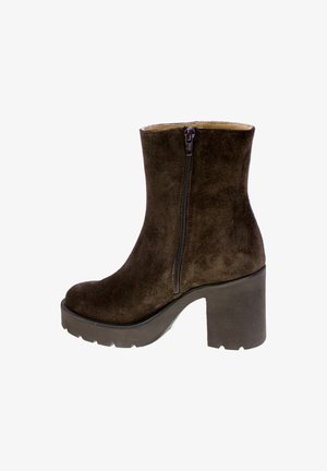 Bottines en daim marron avec un haut talon bloc, fermeture éclair latérale et semelle épaisse. Texture lisse et silhouette minimaliste.
