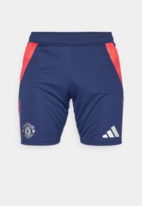Námorné športové šortky s červenými akcentmi, s elastickým pásom, vyšívaným logom Manchester United a reflexným logom Adidas.