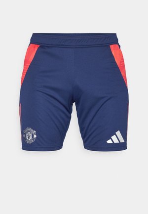 Marineblaue Sportshorts mit roten Akzenten, elastischem Bund, gesticktem Manchester United-Logo und reflektierendem Adidas-Logo.
