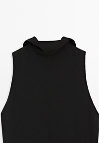 Černý bezrukávový oděv s vysokým límcem a kapucí, zobrazený zezadu na bílém pozadí.