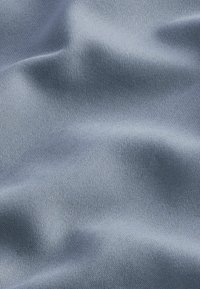 Tela azul claro con una textura suave y ligeramente brillante, que presenta pliegues suaves y un brillo sutil, adecuada para ropa o tapicería.