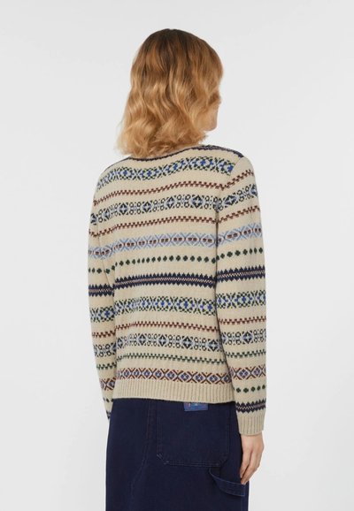 Maglione beige lavorato a maglia con motivi geometrici multicolori in blu, verde e borgogna. Polsi e orlo a coste, colletto rotondo.