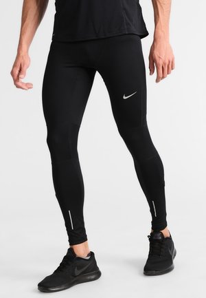 Schwarze, athletische Leggings mit einer figurbetonten Passform, hergestellt aus einem dehnbaren Material; verfügt über ein kleines weißes Nike-Logo und reflektierende Akzente.