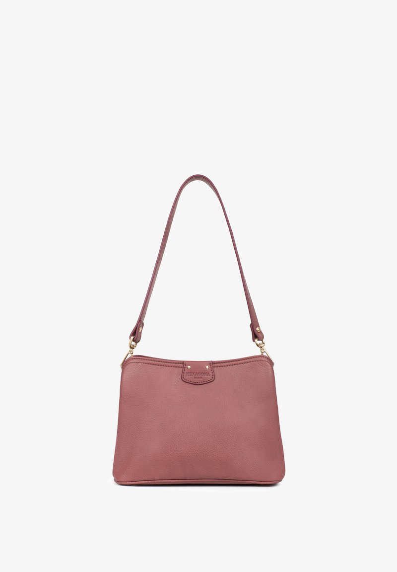 Sac à main en cuir rose avec une forme structurée, une sangle unique, des accents dorés et une surface texturée. Présente un détail de logo à l'avant.