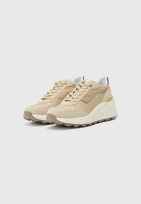 Beige sneakers med semsket og glansede detaljer, rund tå, snørelukking, polstret såle, og en liten plattform for høyde.