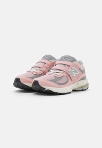 New Balance 2002 - Chaussures de running sur route - pink/grey