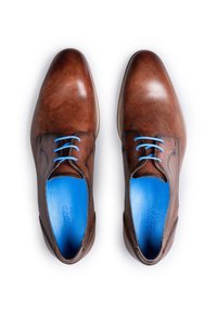 Brune lædersko med en glat overflade. Har blå snørebånd og en livlig blå indersål. Rundet tå og slank design.