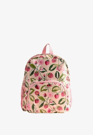 Mochila rosa con patrón de fresas rojas, hojas verdes y flores rosas, con un bolsillo frontal con cremallera y bolsillos laterales de malla.