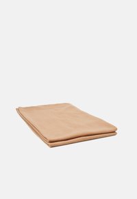 Couverture en cachemire beige pliée, avec une texture lisse et un design simple et épuré. Légère nervure le long des bords.