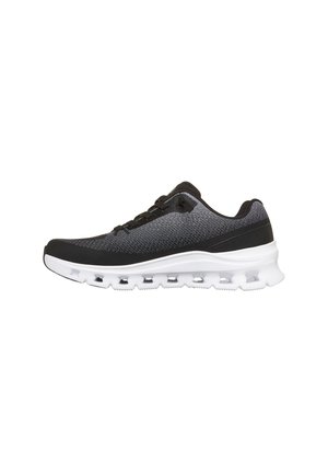 Schwarzer und grauer Strick-Sneaker mit schwarzen Schnürsenkeln und weißer, gepolsterter Sohle mit sichtbaren Luftöffnungen für Atmungsaktivität.