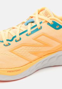New Balance FRESH FOAM 680 - Tenisice za cestovno trčanje - white/peach