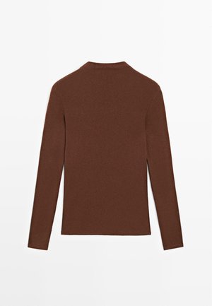 Maglione marrone a maniche lunghe realizzato in un tessuto morbido e liscio. Presenta un collo a giro e una silhouette aderente, senza motivi o decorazioni visibili.
