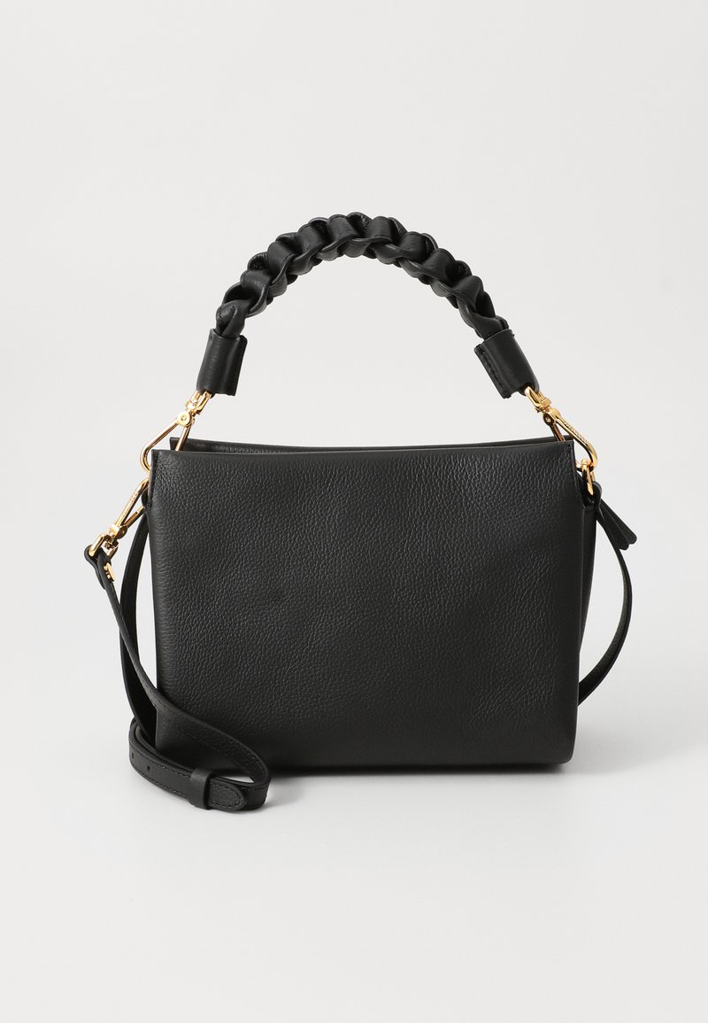 Schwarze Lederhandtasche mit strukturierter Oberfläche, geflochtenem Griff und goldenen Hardware-Details. Enthält einen verstellbaren Schulterriemen.