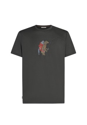 Dunkelgraues T-Shirt mit einem gestickten Design eines Bären, der mit einem roten Rucksack angelt und eine Angelrute hält.