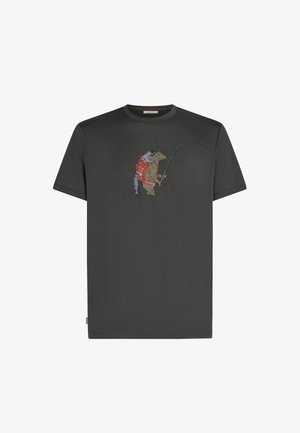 Dunkelgraues T-Shirt mit einem gestickten Design eines Bären, der mit einem roten Rucksack angelt und eine Angelrute hält.