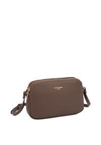 Borsa a tracolla in pelle marrone con chiusura a zip, accessori in tonalità oro e tracolla rimovibile, caratterizzata da una texture liscia e una forma arrotondata.