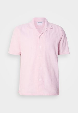 Lühikeste varrukatega roosa linane särk, millel on sisselõikega krae, kuus nööpi ees ja külgedel lõhikute mugavuse jaoks. Kanga pinnal on veidi tekstureeritud viimistlus.