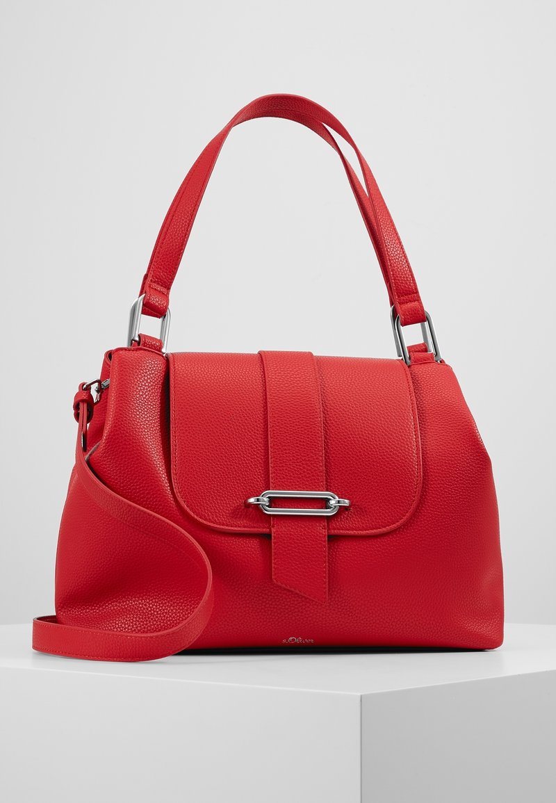 Sac à main en cuir rouge avec doubles poignées, rabat avant, fermoir rectangulaire argenté et bandoulière amovible sur une surface blanche.