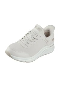 Chaussure de sport gris clair avec une tige en maille, des détails texturés, un système de laçage, un col rembourré et une semelle en caoutchouc blanc.