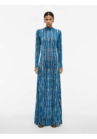 Robe bleue à manches longues présentant un motif texturé de lignes verticales et de formes, confectionnée dans un tissu léger, avec un col montant.