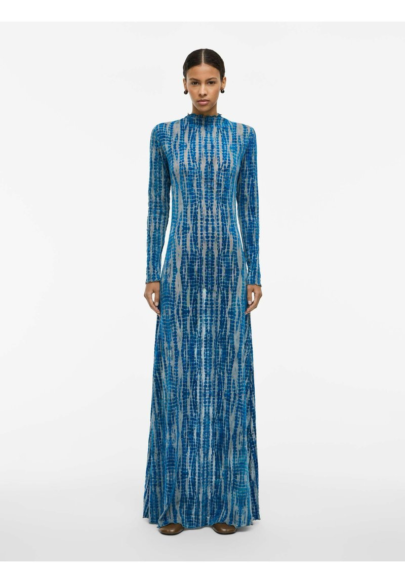 Robe bleue à manches longues présentant un motif texturé de lignes verticales et de formes, confectionnée dans un tissu léger, avec un col montant.