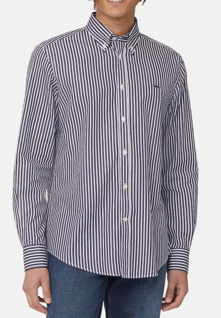Camicia a maniche lunghe a righe in blu navy e bianco, con colletto button-down, bottoni frontali e un logo accento sul petto.
