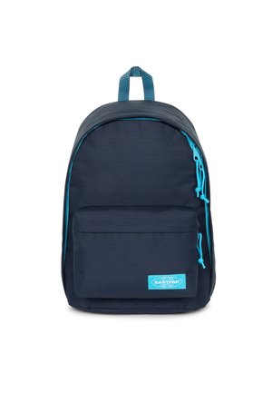 Mochila azul marino hecha de tela duradera, que cuenta con un bolsillo frontal, acentos de cremallera turquesa y una correa en la parte superior para facilitar el transporte.