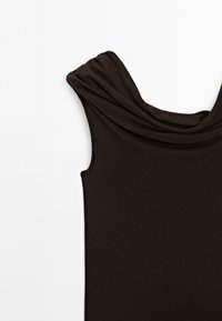 Braunes ärmelloses Kleid mit drapierter Halslinie und glatter Stoffstruktur, mit einer figurbetonten Silhouette und minimalen Nähdetails.