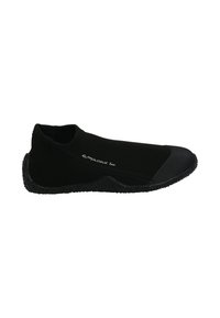 Zwarte neopreen instapschoenen met een flexibele rubberen zool, een gladde textuur en een versterkte neus voor duurzaamheid. beschikt over een logo aan de zijkant.