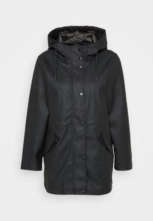 Svart vanntett hettejakke med frontknapper, justerbar hette med snor, og to klaffelommer med knappe-lukking.