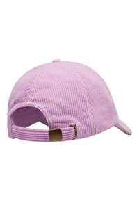 Gorra de béisbol de pana rosa con visera curvada, superficie texturizada, correa ajustable con hebilla de latón en la parte trasera.