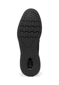 Černá gumová podešev s šestiúhelníkovým vzorem, obsahující drážky pro trakci a malé kulaté logo v oblasti paty.