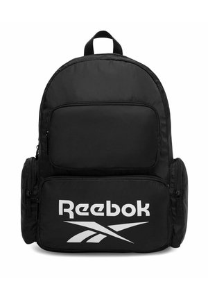 Czarny plecak Reebok z wieloma zamykanymi na zamek kieszeniami, w tym dwie boczne kieszenie oraz duża przednia kieszeń z logo Reebok.