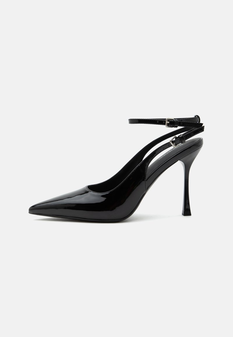 Escarpin slingback en cuir verni noir à talon haut, bout pointu et doubles brides de cheville avec boucles argentées.