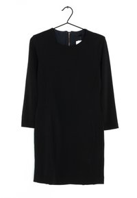 Černé dlouhé šaty s dlouhým rukávem a kulatým výstřihem, fitted střihu a zapínáním na zip na zadní straně. Vyrobeno z hladkého materiálu s jemnými švy.