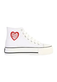 Sneakers alte bianche in materiale canapa, con una toppa a forma di cuore rossa con la scritta "LE TEMPS DES CERISES," dettagli neri sulla suola e occhielli in metallo.