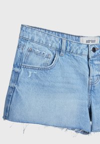 Pantalones cortos de mezclilla azul claro con dobladillo deshilachado, diseño de cinco bolsillos y detalles de costuras visibles. La etiqueta dice "str teen".