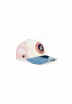 Casquette de baseball rose en mesh avec panneau avant blanc, visière en denim patchwork bleu et écusson rond avec une feuille et le texte "Sweet Pants Since 1984."