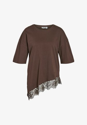 Bruin T-shirt met korte mouwen en een losse pasvorm, met een asymmetrische zoom en zwarte kanten afwerking aan de onderkant voor een decoratieve textuur.