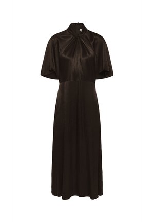 Fekete ruha puha, selymes anyagból, magas gallérral és rövid ujjakkal. A nyaknál csomózott részlet jellemzi, és légies, áramló kialakítású.