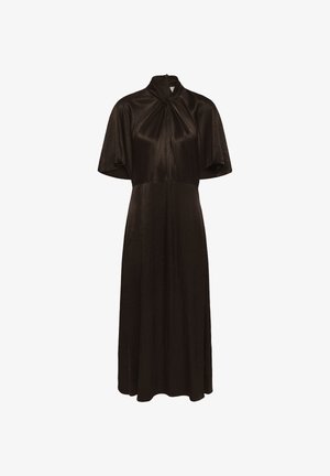 Fekete ruha puha, selymes anyagból, magas gallérral és rövid ujjakkal. A nyaknál csomózott részlet jellemzi, és légies, áramló kialakítású.