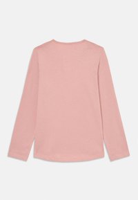 Maglietta a manica lunga rosa chiaro vista da dietro con scollatura rotonda su sfondo bianco.