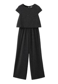 Svart jumpsuit med korta ärmar och en lös passform vid toppen. Tyget har en subtil glans och är designat med breda byxben. Elastisk midja.