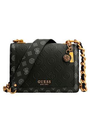 Schwarze Guess Crossbody-Tasche mit geprägtem Logomuster, goldener Kettenriemen und goldener Markenplakette und Charm.
