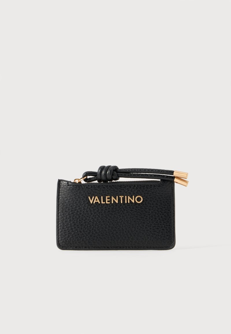 Μαύρη καπιτονέ θήκη για κέρματα Valentino από δέρμα, με χρυσό φερμουάρ, δεμένη ταμπελίτσα και χρυσό λογότυπο της μάρκας στο κέντρο του μπροστινού μέρους.