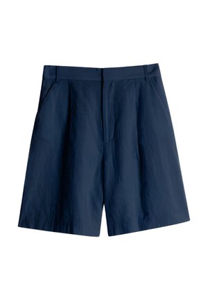Mørkeblå shorts laget av lett stoff, med plissert front, to sidelommer og avslappet passform. Glatt tekstur og krageløs midje.